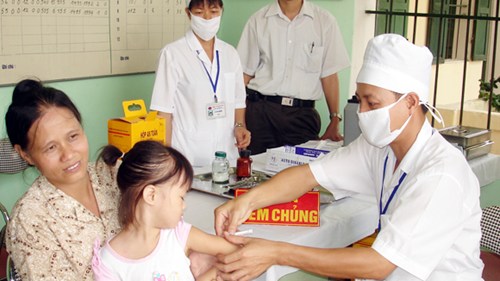 Tiêm vaccine đúng lịch, phòng bệnh lây nhiễm nguy hiểm cho trẻ