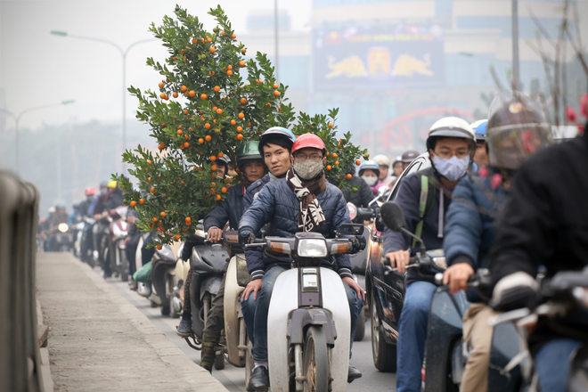 Cận Tết, đường phố Hà Nội ùn tắc nghiêm trọng