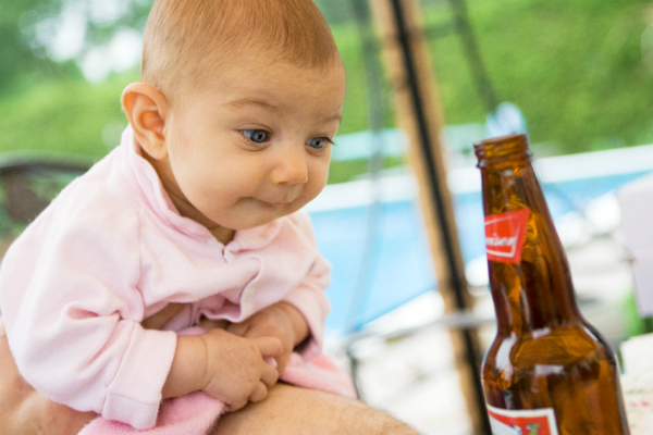 Trẻ uống bia, lợi hại ra sao?
