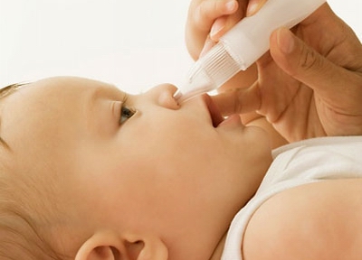 Mẹo nhỏ giúp mẹ xử trí khi bé sơ sinh bị ngạt mũi