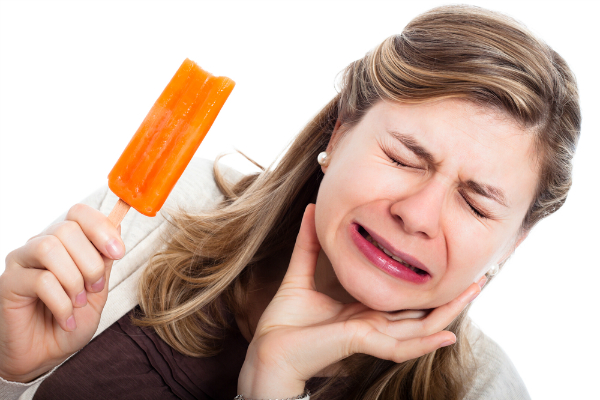Vì sao uống nước đá, ăn đồ nóng răng lại đau buốt?