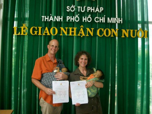 Cặp song sinh Việt mắc bệnh hiếm được bố mẹ nuôi Canada cứu
