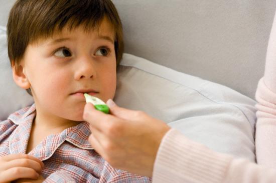 Chăm sóc trẻ bị sốt như thế nào?