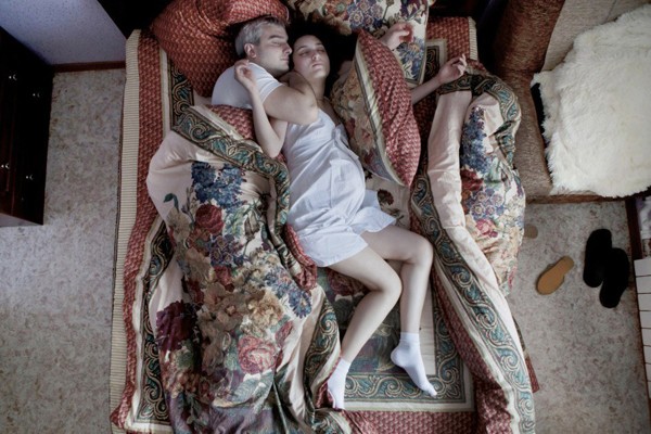 Bộ ảnh tuyệt đẹp về tư thế ngủ của những gia đình có bà bầu