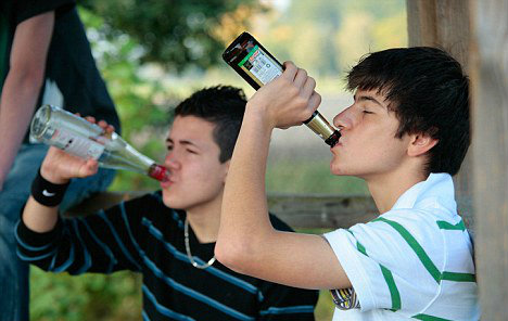 Cả bố và mẹ đều ảnh hưởng đến thói quen uống rượu của thiếu niên