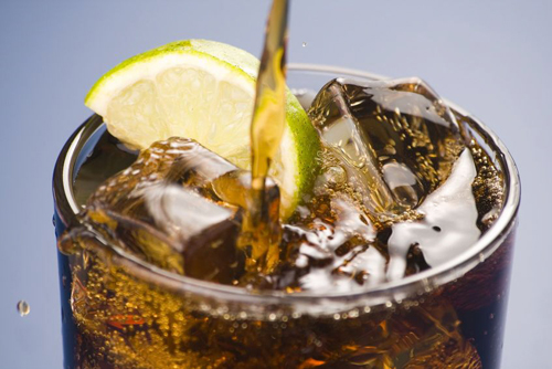 10 lý do bạn nên dừng uống soda ăn kiêng