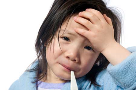 Trẻ bị sốt virus có nên truyền dịch?