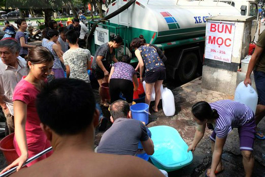 Hà Nội: Dùng xe cứu hỏa để cung cấp đủ nước sạch cho dân!