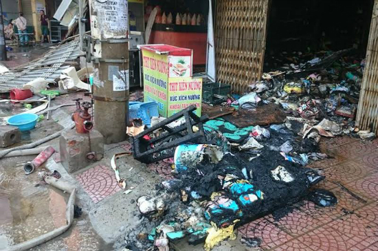 Hà Nội: Cháy lớn ở chợ Phùng Khoang, 4 người nhập viện