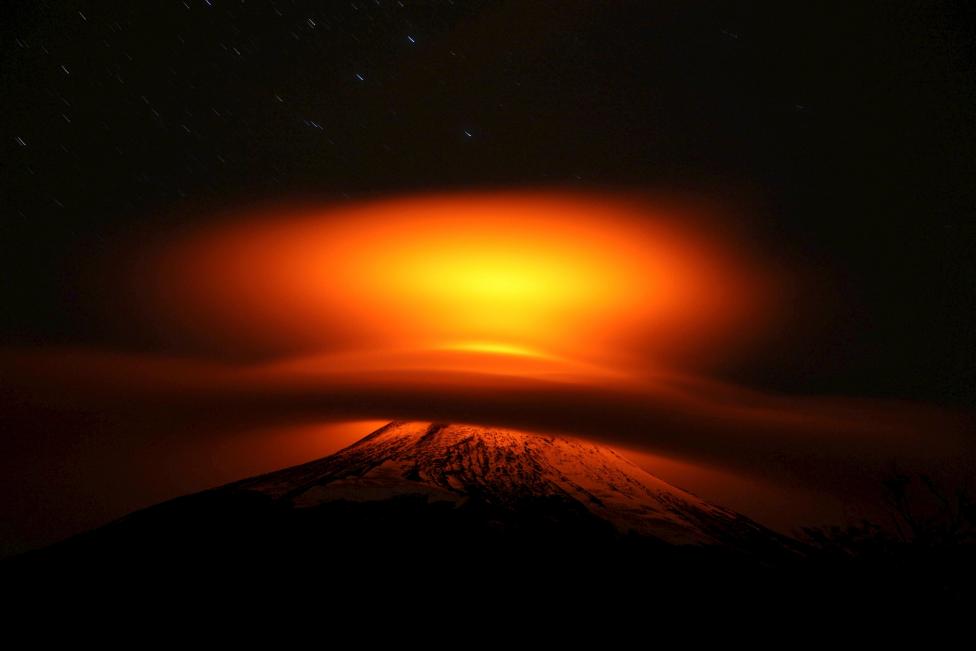 Cảnh tượng kỳ vỹ của núi lửa Chile phun trào