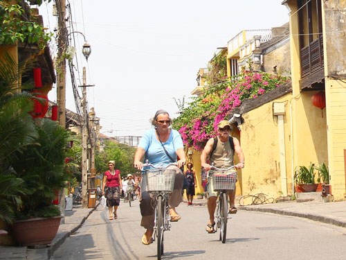 Đạp xe quanh phố cổ Hội An vào top 10 'trải nghiệm du lịch Việt Nam'