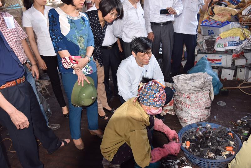 Sẽ di dời 13 hộ dân làm nghề tái chế chì ra khỏi thôn Đông Mai