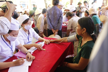Bệnh viện Bạch Mai chú trọng hỗ trợ y tế biển đảo