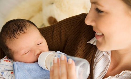 Có nên xin sữa mẹ cho trẻ bú?