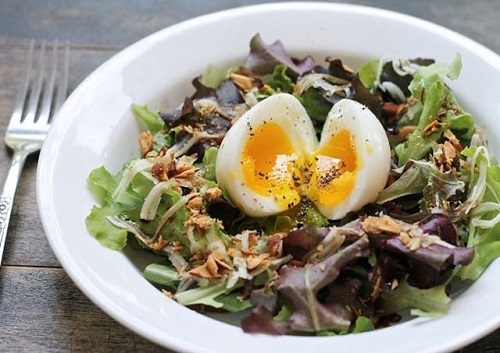 Ăn trứng với rau trộn giúp tăng cường hấp thu dinh dưỡng