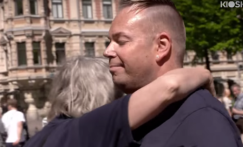 Người đàn ông bị nhiễm HIV bật khóc khi được những người lạ ôm chặt