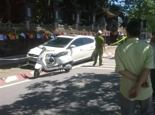 Hà Nội: Người đàn ông tử vong trong chiếc xe ôtô lạ đỗ trước cổng chùa