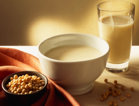 Có nên uống sữa đậu nành thay nước?