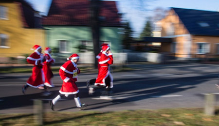 Hình ảnh thú vị về cuộc chạy đua của các ông già Noel - Ảnh 4