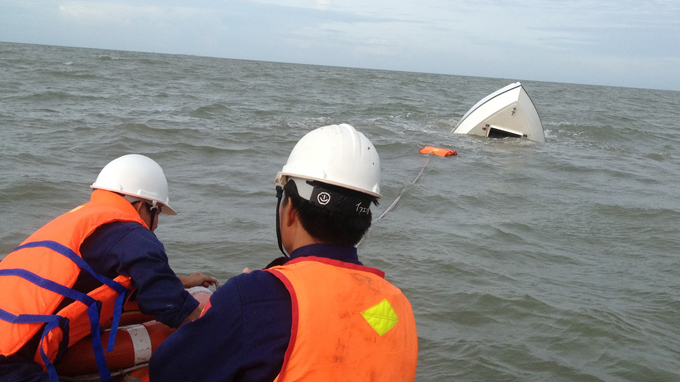 Nhân viên cứu hộ của Trung tâm Phối hợp và tìm kiếm cứu nạn khu vực 3 tìm cách kéo chiếc canô bị nạn vào bờ - Ảnh: Việt Nam MRCC