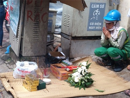 Nữ lao công thắp hương, cầu khấn cho cháu bé được an nghỉ