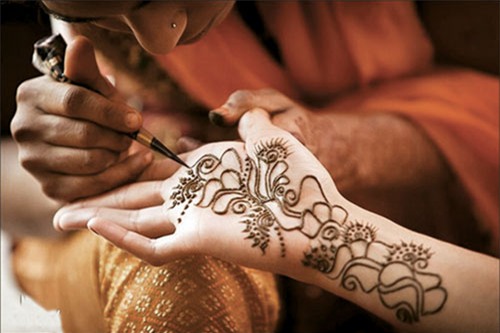 Du khách cảnh báo những hình xăm henna giả có thể gây hại tới sức khỏe   Báo Dân trí