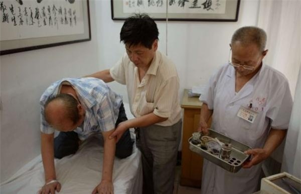Người già Trung Quốc cũng mong muốn chữa khỏi bệnh bằng phương pháp ong đốt 