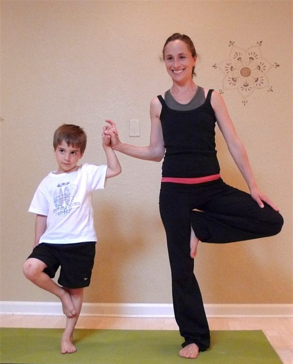 5 tư thế yoga tuyệt vời cho bé 2