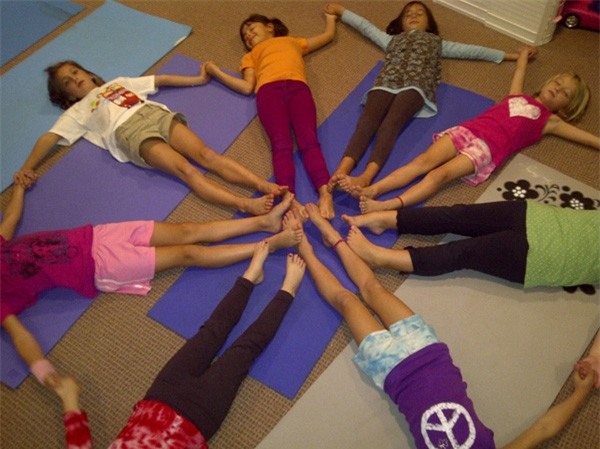 5 tư thế yoga tuyệt vời cho bé 3 5 tư thế yoga tuyệt vời cho bé 3