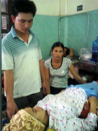 Chị Hoàng Thị Thu đang phải điều trị tại Bệnh viện Bạch Mai.