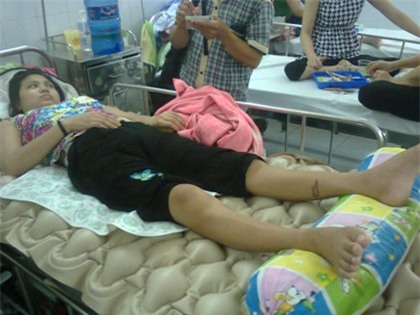 Chị Nguyễn Mỹ Liên cũng bị teo chân sau khi mổ sinh.