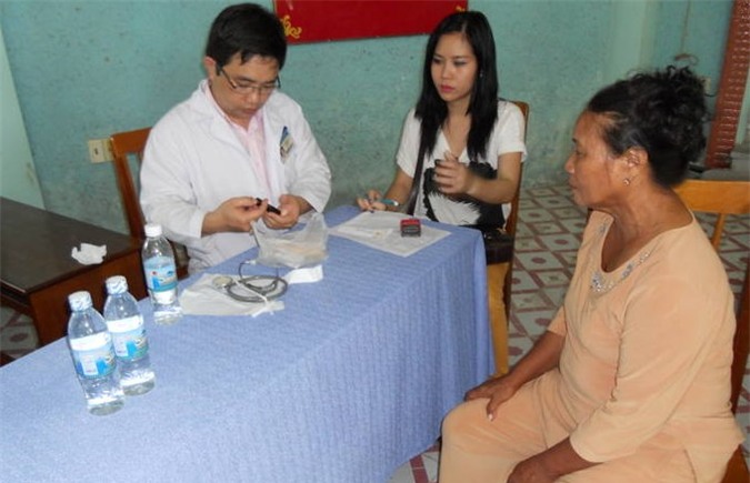 BS CKII Nguyễn Lê Minh Thống khám bệnh miễn phí cho bệnh nhân nghèo 4