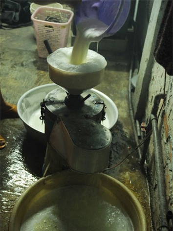 Chế biến sữa đậu nành ở một cơ sở tại quận 6, TPHCM 