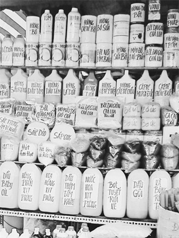 Các loại hóa chất, phụ gia, hương liệu giúp đậu nành thơm ngon bán đầy ở chợ Kim Biên ảnh: L.N