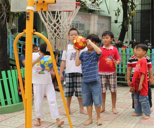 Bé trai có nguy cơ mắc tự kỷ thường cao hơn nhiều lần so với bé gái. Ảnh: Lê Phương.