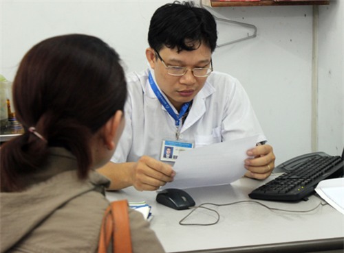 Bác sĩ khám bệnh tại Bệnh viện Tâm thần TP HCM. Ảnh: Lê Phương.