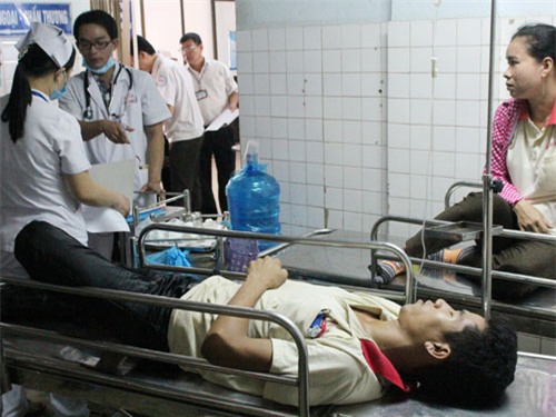 Hàng trăm người nhập viện sau bữa ăn tại công ty
