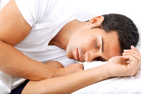Ngủ ít nhất tám giờ mỗi đêm sẽ có tác động tích cực cho da đầu và tóc.
