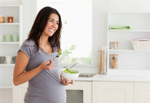 Pregnant-woman-eating-salad-4506-1383020