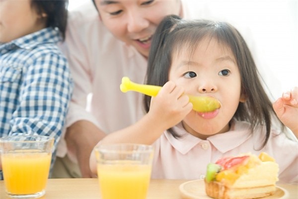 6 điều cha mẹ đừng nên làm với bữa ăn của bé 1