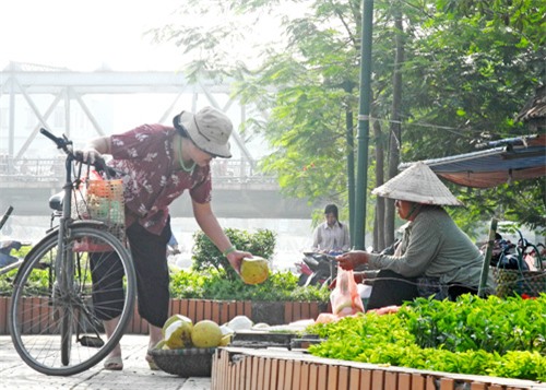 Đa số người mua là người có thu nhập thấp hoặc các cửa hàng bán nước ép, sinh tố. Ảnh: Nguyễn Hòa.