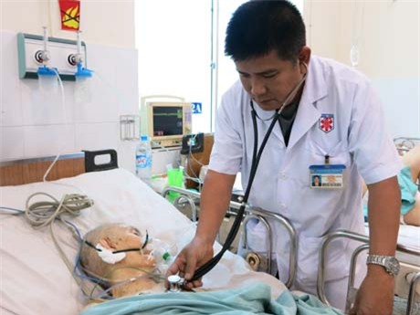 ThS-BS Nguyễn Văn Minh chăm sóc một cụ ông bị đột quỵ