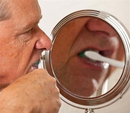 Tuy nhiên, vệ sinh răng miệng kém là tình trạng không hiếm gặp ở người già yếu.