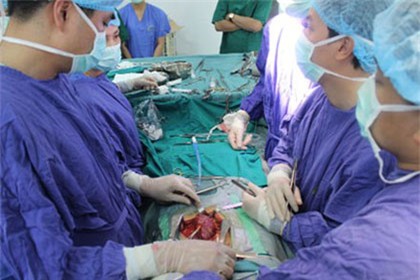 Cuộc phẫu thuật cắt ghép thận không cùng huyết thống tại bệnh viện 198