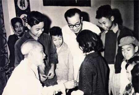 GS. Nguyễn Văn Chung (người đeo kính) trong 1 lần gặp bác Hồ