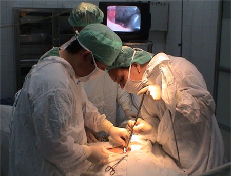 PGS.TS Nguyễn Viết Tiến thực hiện một ca phẫu thuật nội soi cho bệnh nhân.