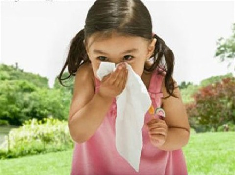 Với trẻ lớn, phụ huynh cần hướng trẻ vệ sinh mũi đúng cách. Ảnh minh họa: Health.