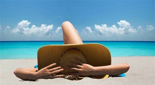 Tắm nắng vừa phải và đúng cách là biện pháp tốt nhất để bổ sung vitamin D cho cơ thể. Ảnh: news.softpedia.com