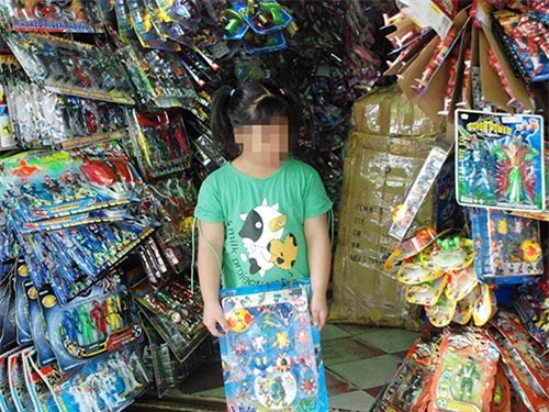  Đủ loại đồ chơi trẻ em được bày bán ở một cửa hiệu tại TP HCM Ảnh: TẤN THẠNH