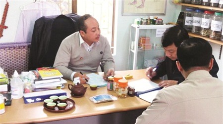  Đoàn thanh tra đang làm việc về sai phạm của PK Đông Y Việt mà ông Nguyễn Hà Vũ (người bên trái ảnh) làm Trưởng phòng khám. Ảnh: Anh Tuấn